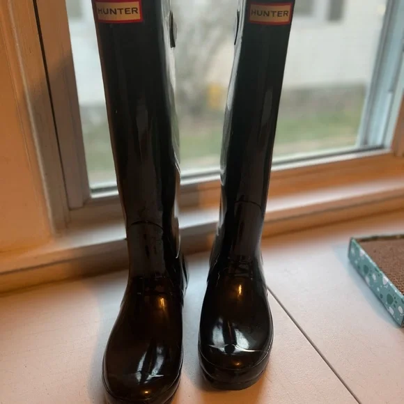 Cleaning out the closet!!! Hunter RainBoots. Woman’s size 8! - Picture 2 of 3